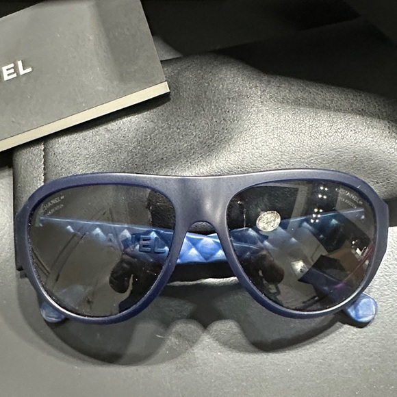 CHANEL Sunglasses in Navy Blue with Royal blue accents - Picture 6 of 8
